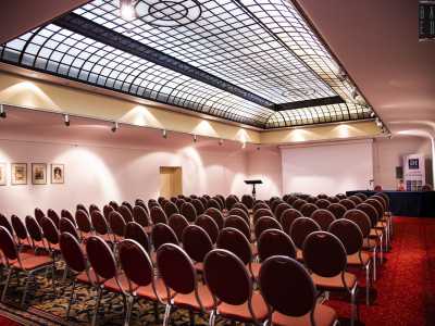 Tra le sue chicche va citata la sala Beethoven, adibita oggi a conferenze, la cui particolarit� risiede nella vetrata in stile liberty che avvolge il soffitto